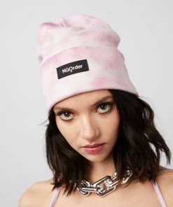 New Girl Order RIBBED TIE DYE BEANIE WITH BADGE DETAIL - LIGHT PINK