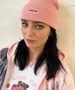 New Girl Order RIBBED BEANIE WITH NGO BADGE DETAIL - PINK Tops